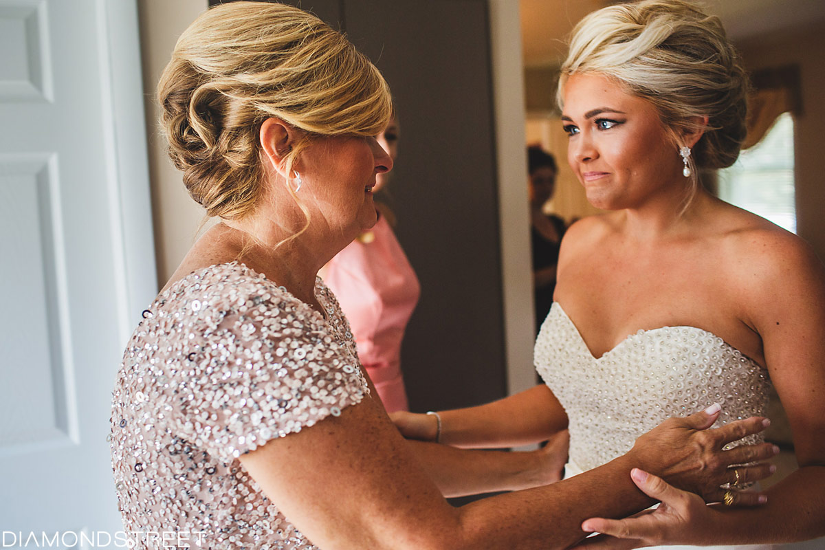 mother daughter wedding moment
