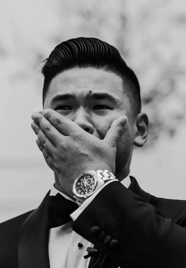 cescaphe groom sees bride emotional photo