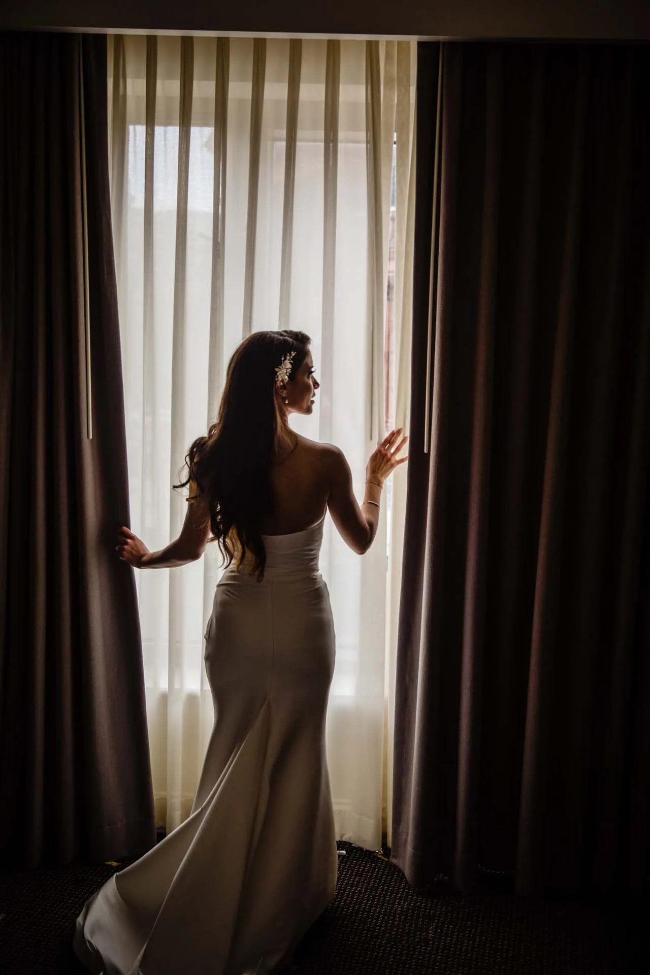 bride getting ready at the logan philadelphia wedding ben franklin ballroom