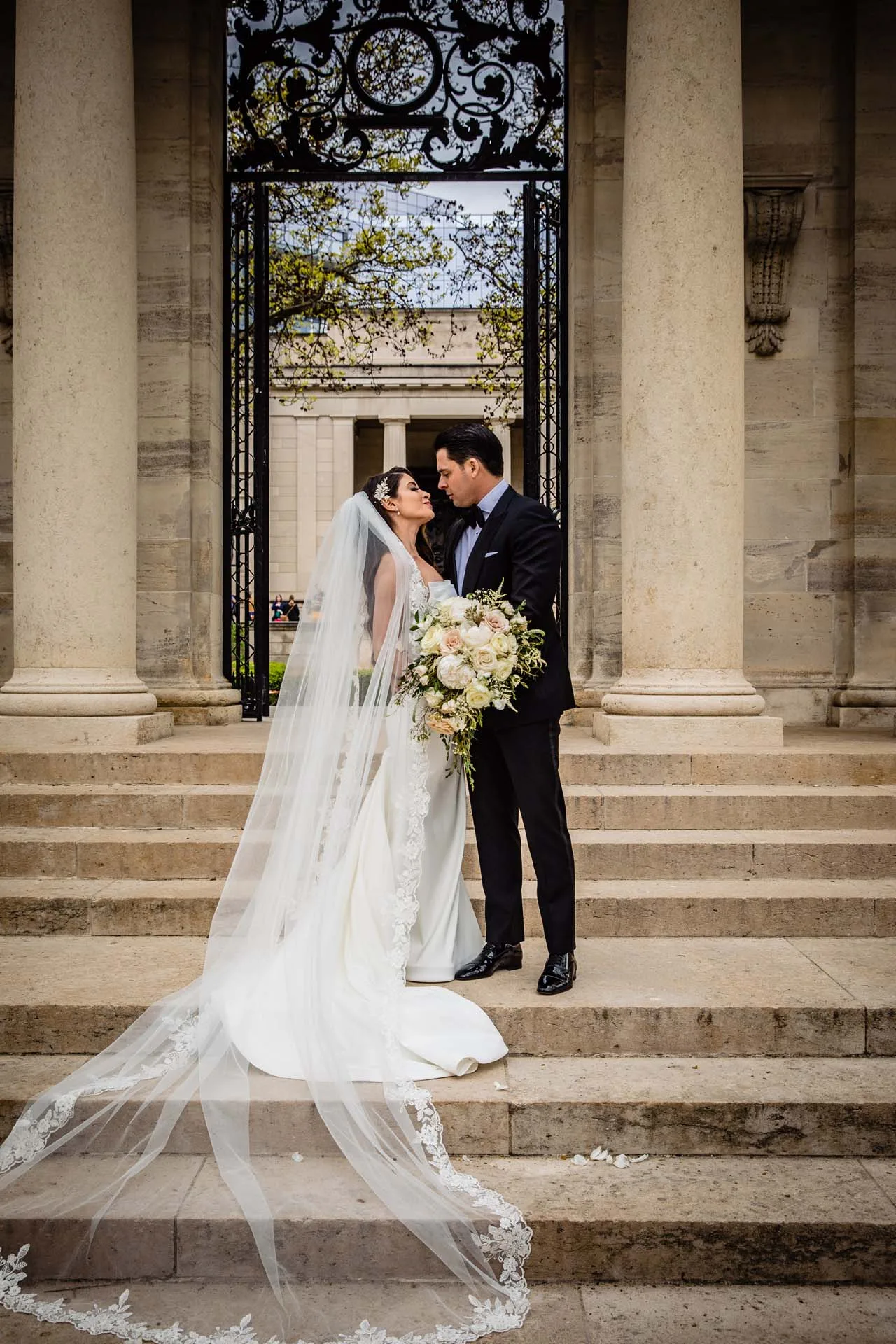 couple portraits Rodin Museum philadelphia wedding