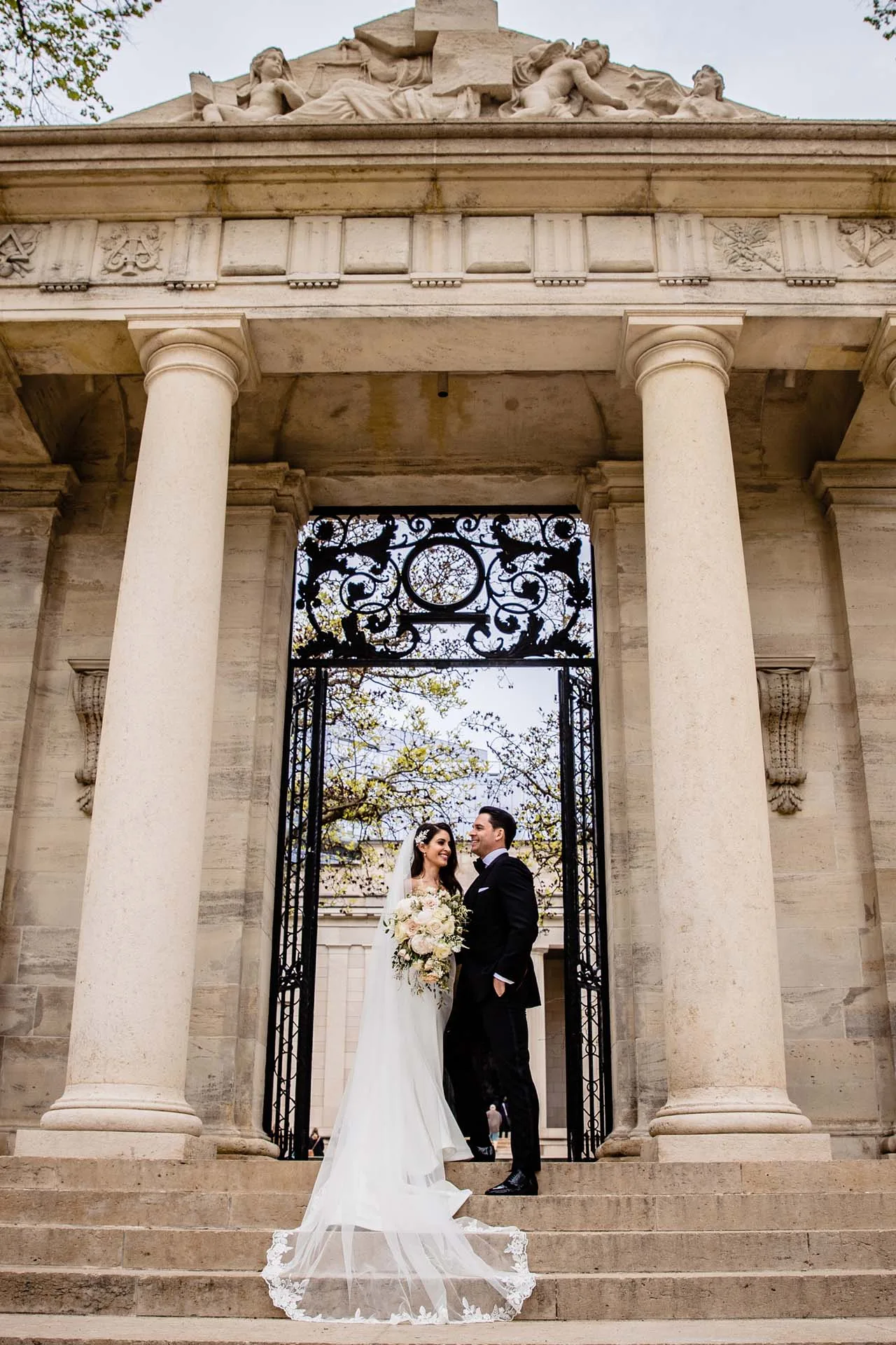 couple portraits Rodin Museum philadelphia wedding