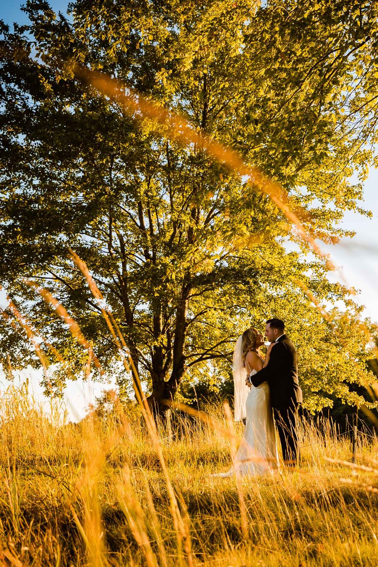 jericho national golf club wedding photographer sunset grass